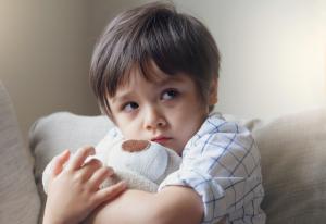 Attachement insécure désorganisé chez l'enfant victime d'emprise parentale